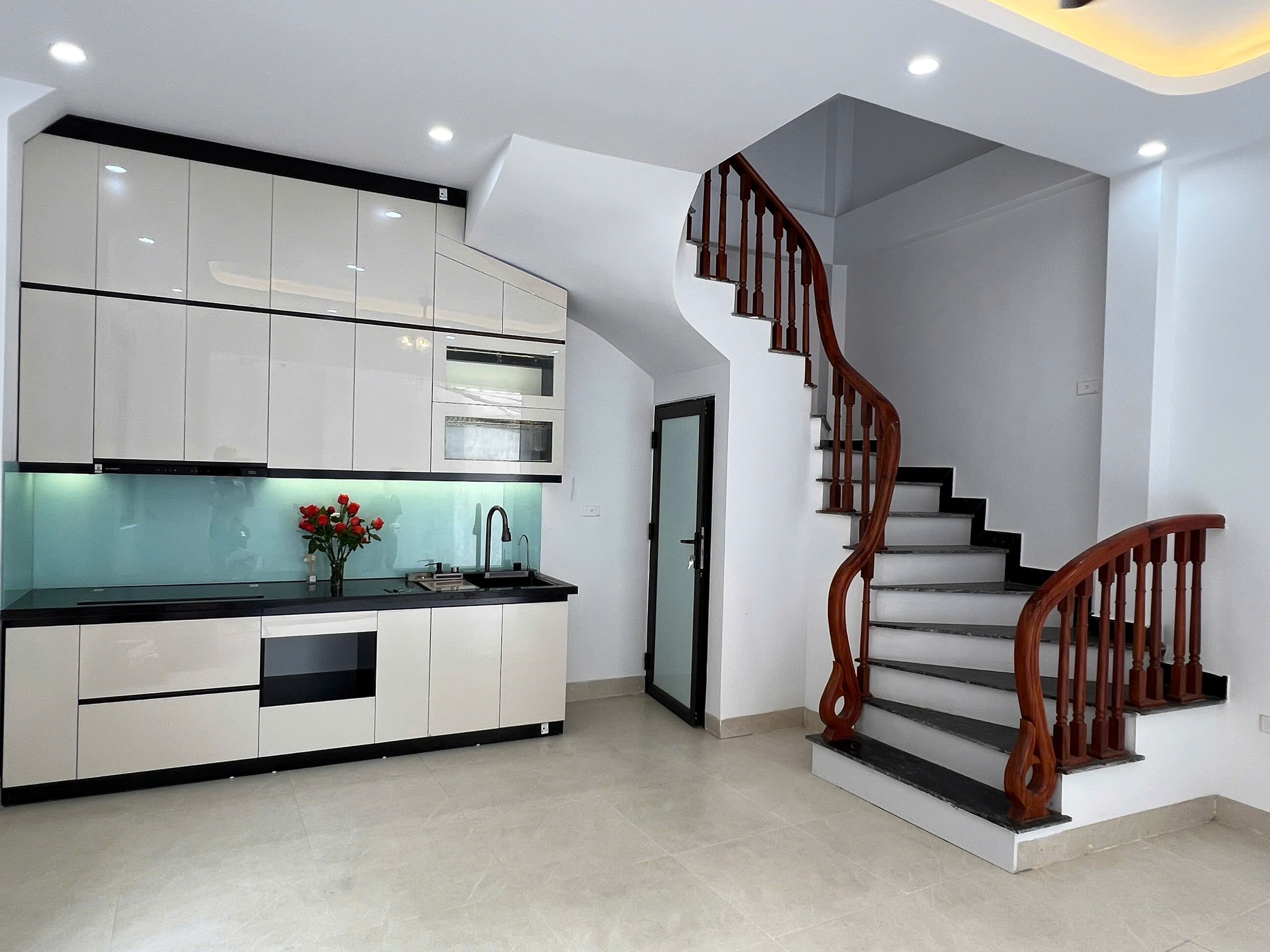 PHAN ĐÌNH GIÓT, LÔ GÓC, Ô TÔ ĐỖ CỬA